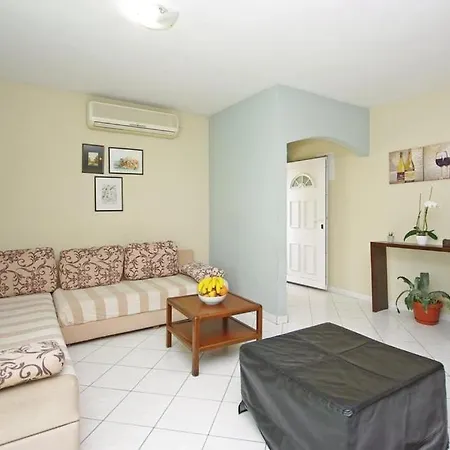 With A Swimming Pool - 13772 Apartment Makarska
