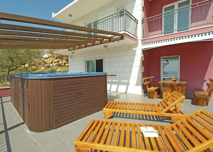 Family-friendly With Swimming Pool - 13772 Apartment